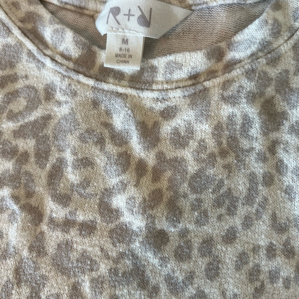 Leopard Print Drawstring Hem Top - Picture 2 of 7